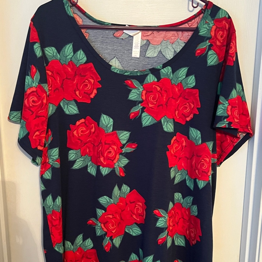 EUC classic tee with roses